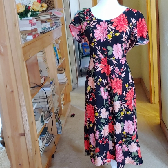 Old Navy Dresses & Skirts - Old Navy. Midi. Faux Button Down. Scoop Neck.